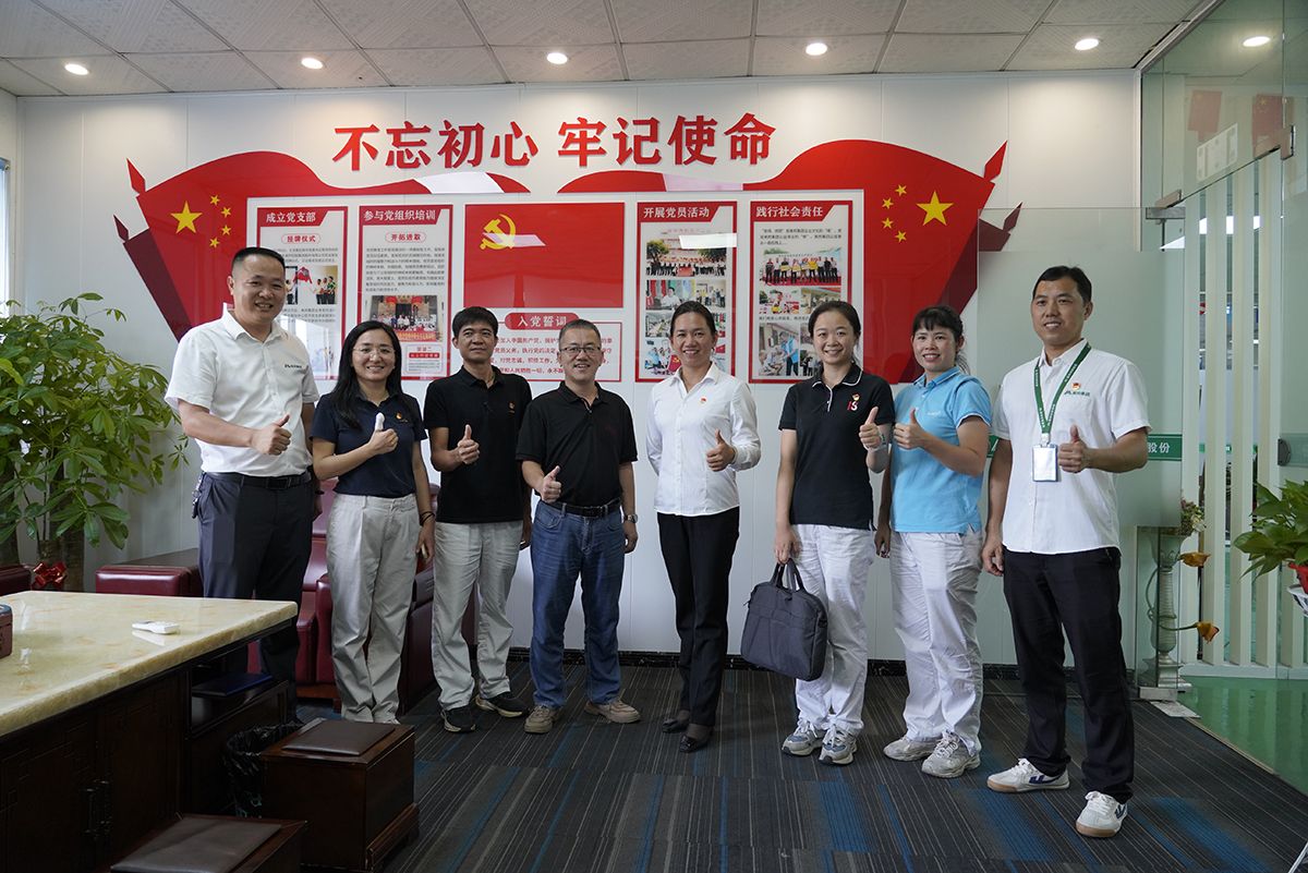 東風(fēng)日產(chǎn)發(fā)動(dòng)機(jī)機(jī)關(guān)黨支部成員參觀了美邦集團(tuán)和黨建文化宣傳欄 東風(fēng)日產(chǎn)發(fā)動(dòng)機(jī)機(jī)關(guān)黨支部成員參觀了美邦集團(tuán)和黨建文化宣傳欄