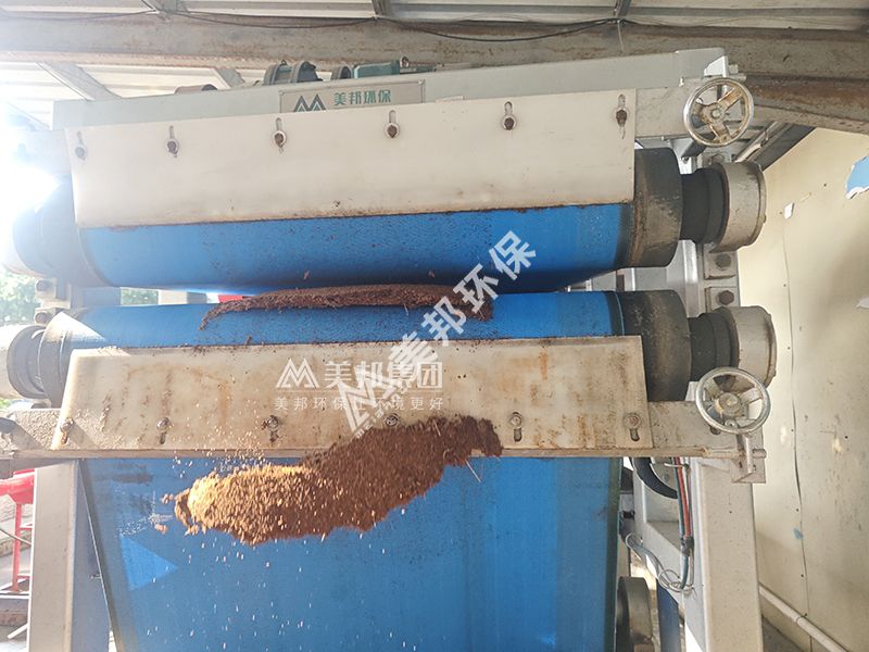 美邦高壓對(duì)輥壓榨機(jī)進(jìn)行椰糠脫水 美邦高壓對(duì)輥壓榨機(jī)進(jìn)行椰糠脫水